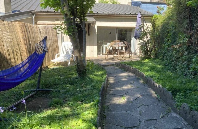 House with garden overlooking Paris and the Eiffel Tower