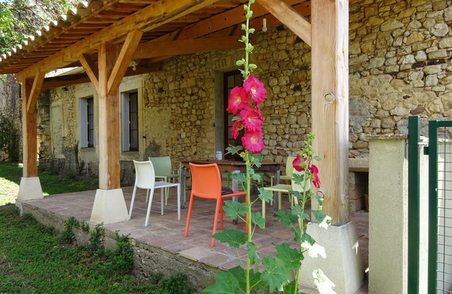 House with garden, sleeps 4, in the heart of the vineyards, near the Cèze river.
