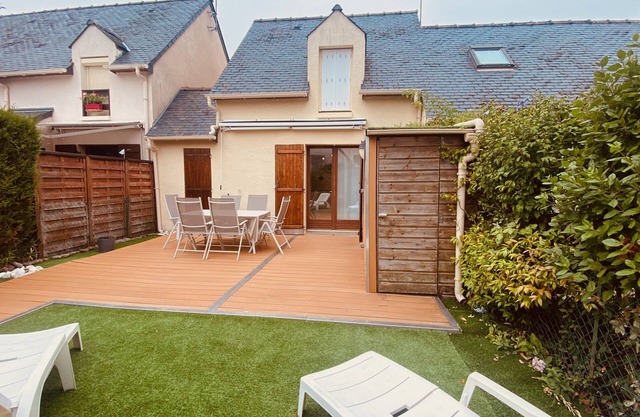 House with garden in a residence with swimming pool (10 min walk from the beach)