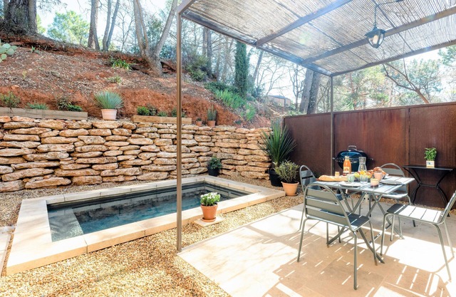 House with heated pool in Roussillon