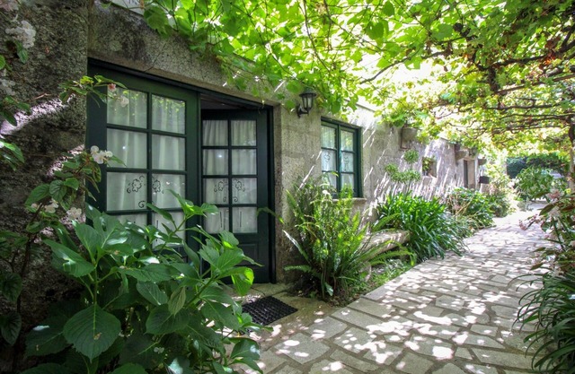 House with internet, shared pool and tennis court!