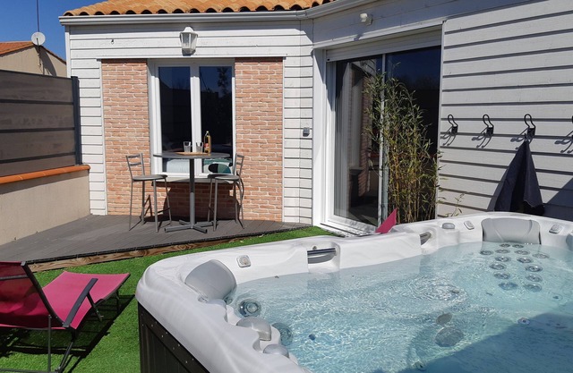House with jacuzzi near Puy du Fou