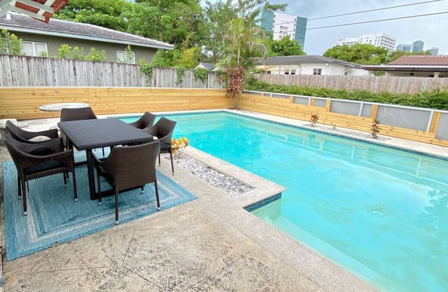HOUSE WITH POOL- 15 MINS TO SOUTH BEACH
