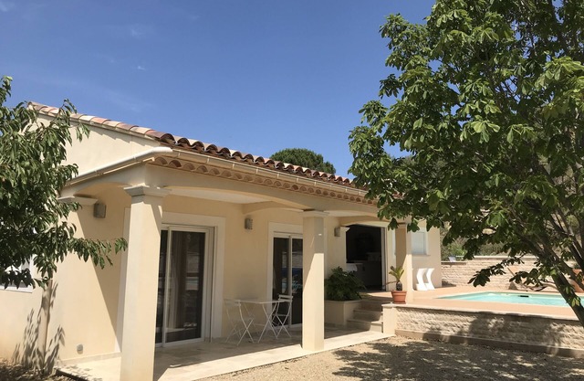 House with pool for 2 people in Valensole