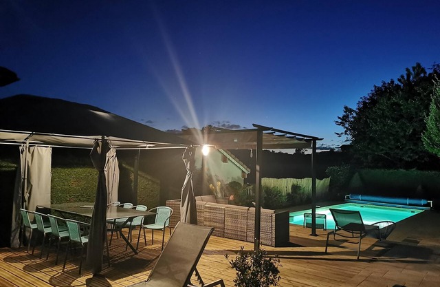 House with pool-large enclosed grounds-trampoline
