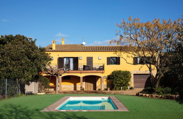 House with private pool, isolated and very quiet at the end of town.
