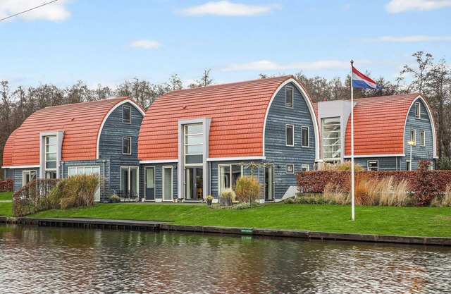 House with private pool, located on the water