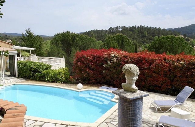 House with swimming pool next to Lake Saint-Cassien