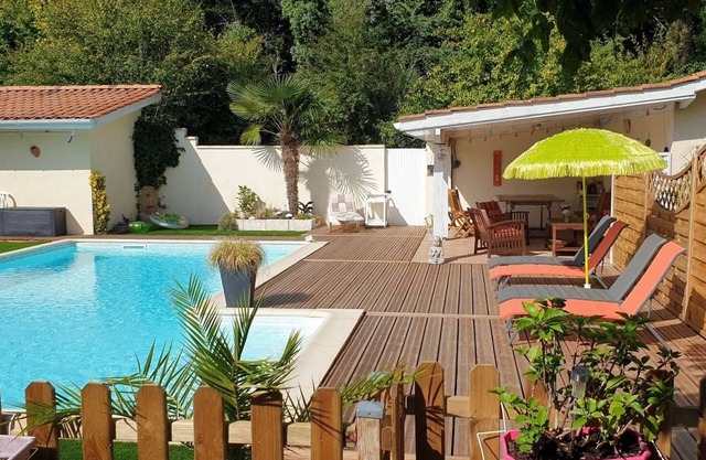 House with swimming pool not overlooked- near Bordeaux - 3 bedrooms - 6 people