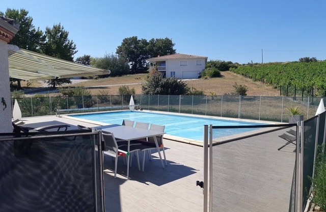 House with swimming pool, at the foot of the vines, for family and friends.