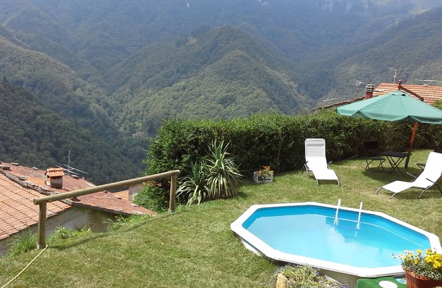 House with swimming pool located in the mountains and near the sea.