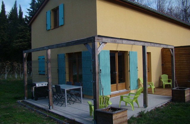 House with terrace, Avignon festival 12km away, Spirou park and wave island