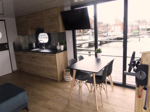 Houseboat at Marina with Lake Views, cleaning included