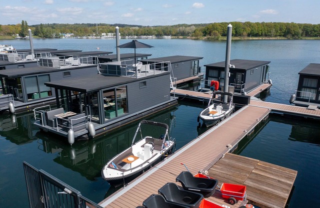 Houseboat at Mookerplas with Barrel Sauna