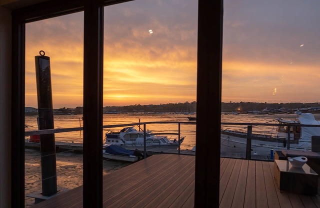 HOUSEBOAT ELEUTHERA