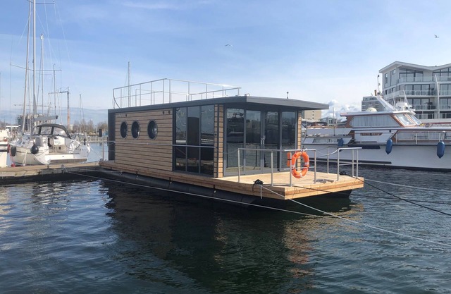 Houseboat Fjord Auriga with bio sauna and roof terrace in Wendtorf/Kiel Fjord