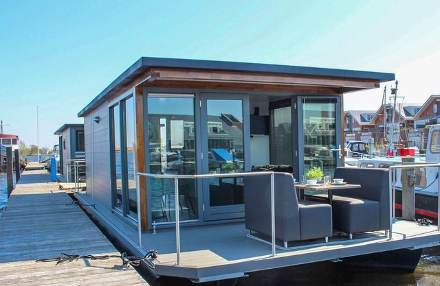 Houseboat with lake view and air conditioning