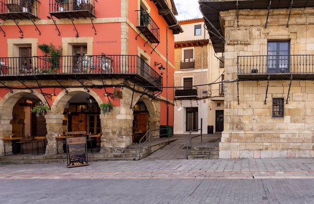 Housingleon- Main Square Hostel