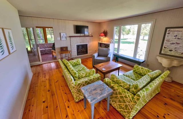Hoverland- Magnificent Waterfront Villa - Big Rideau Lake