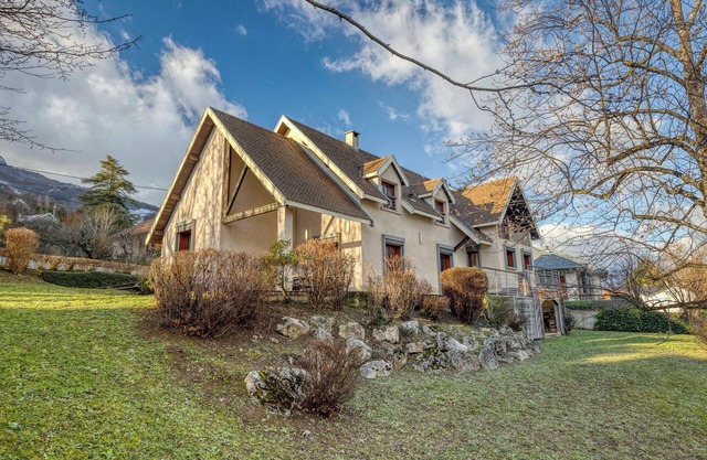#HP | La maison des Lilas 🫐| Large family house, sleeps 12, garden