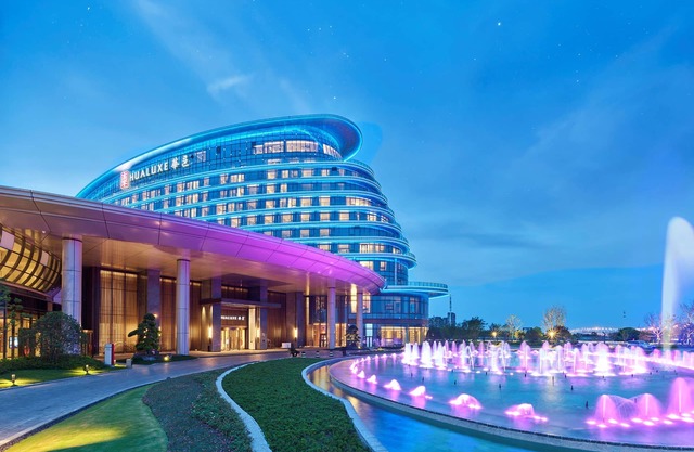 HUALUXE Nanjing Yangtze River by IHG