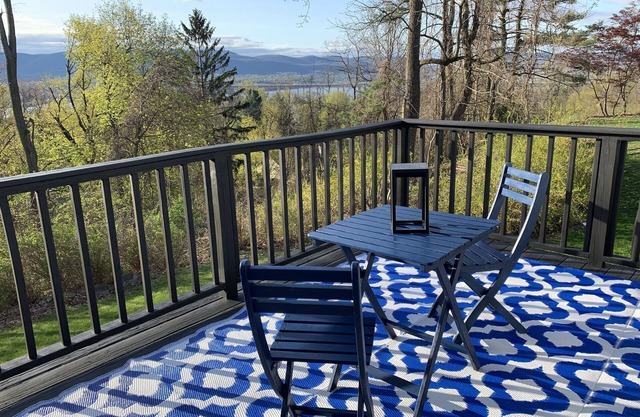 Hudson River View Suite-idyllic getaway with fireplace & private deck-75 min NYC