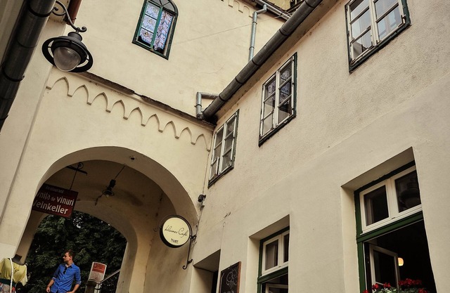 HUET SQUARE, HISTORICAL BUILDING