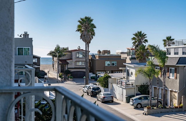 Huge 3,600 square foot beach house 5 houses from the sand at Silver Strand Beach