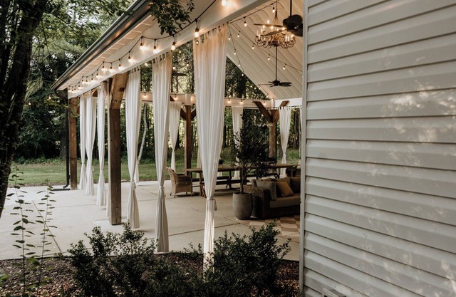 Huge Charlotte Farmhouse Villa 25 minutes from downtown!