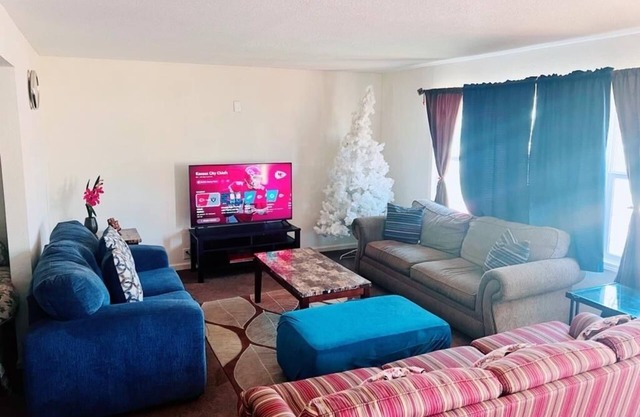 Huge comfortable and cozy house Near Longview lake