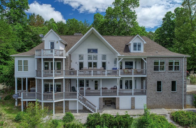 Huge Covered Dock & Decks, tiki bar, fire pit, free WiFI, 2 kitchens, En Suites
