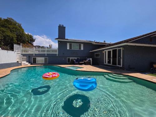 Huge House with Pool! Sleeps 16 - BBQ - Shuffleboard