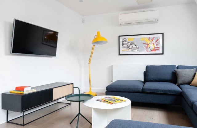 Huge Leicester Square 2BR - Netflix & AC