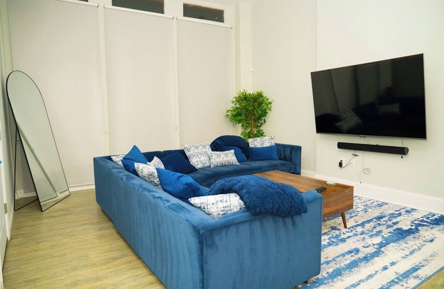 Huge Luxurious Downtown 4Bedrm/3Bath w/parking & a view- 5mins from Penn Station