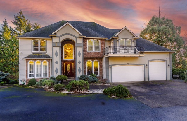 Huge Luxury Home with huge Deck near Powell Butte Park