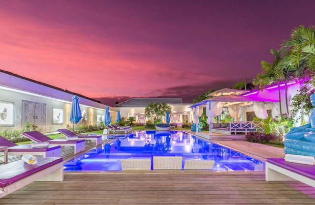 HUGE MODERN STAFFED VILLA, HUGE 17M PRIVATE POOL, CATERING, SEMINYAK