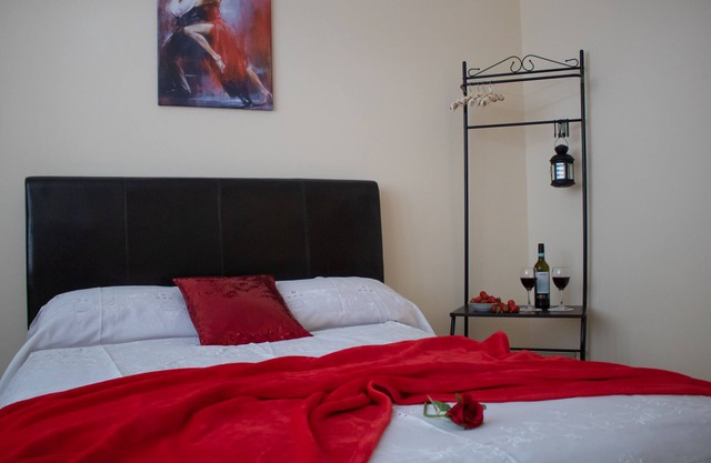 HUGE North London 6 Bed Home, sleeps 13. Free Parking