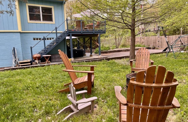 Huge Private Yard w/hot tub 2 blocks from Beach