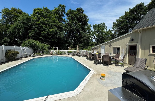 Huge Spacious 7-bedroom house with WiFi, AC and a Pool in wonderful Norwich