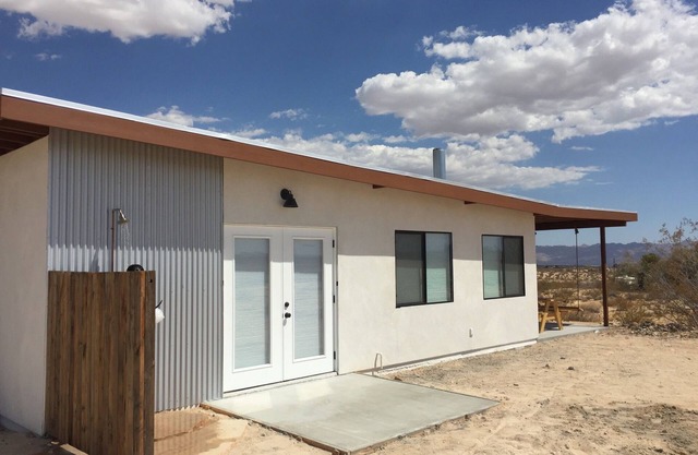 Huge Views in North Joshua Tree w/Outdoor Bathtub & Shower