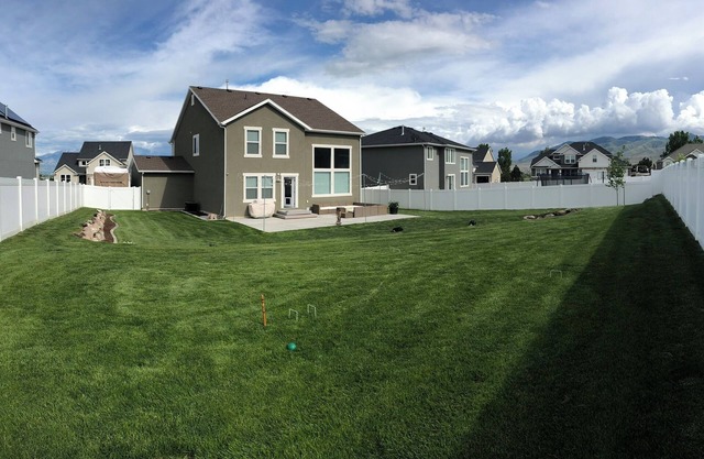 HUGE YARD Centrally Located Fully-Fenced & Parks!