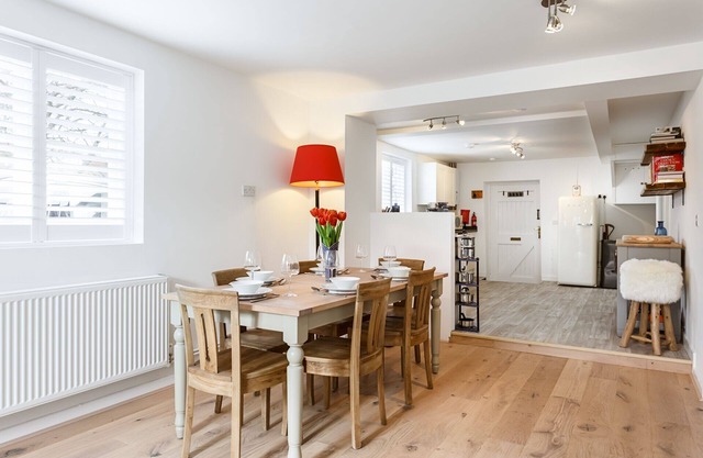 Hugely popular cottage within walking distance of castle