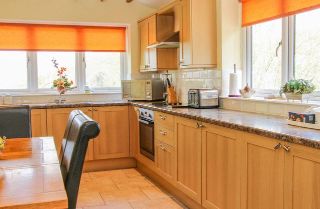 HUGLITH FARM, family friendly, luxury holiday cottage in Habberley