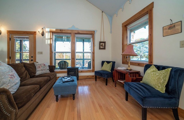 Huguenot Lake Front Cottage on Lake O' the Pines- 2 bedroom, 2 bath with a loft