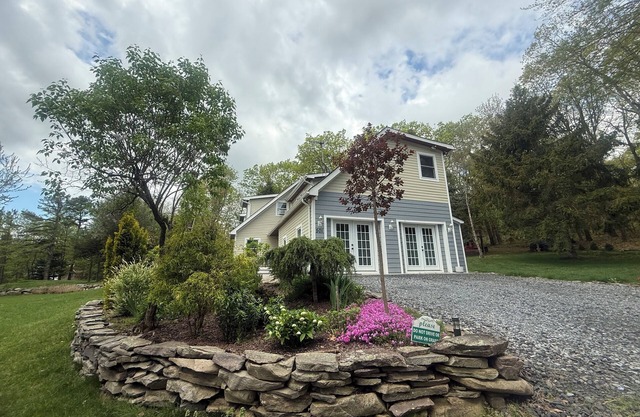 Hummingbird Paradise in Pocono, hot tub,sauna,close to vineyards and ski resort