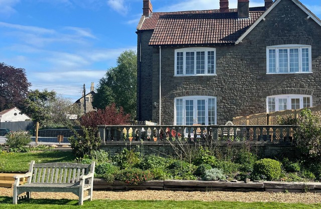 HUMPHRESTON HOUSE, pet friendly, with open fire in Temple Cloud