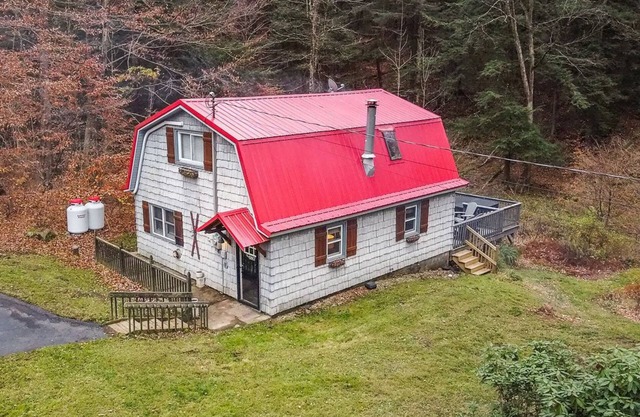 Hungry Hollow Hideaway - escape to this modern cabin on 15 acres