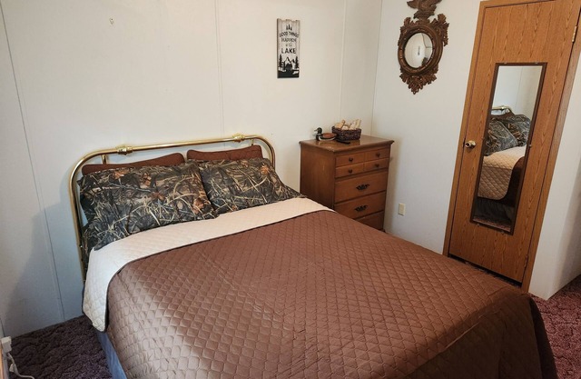 Hunters Haven a charming 3-br house in welcoming Piedmont Ohio with AC, Wi-Fi.