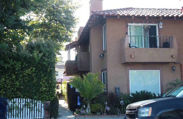 Huntington Beach Townhome style apartment, close to pier, beach and Pacific City
