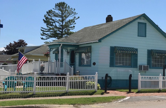 Huron Breeze Cottage - In the heart of Historic Mackinaw City
